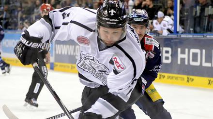 Nürnbergs Daniel Heatley (l) und Berlins Marcel Noebels kämpfen um den Puck. 