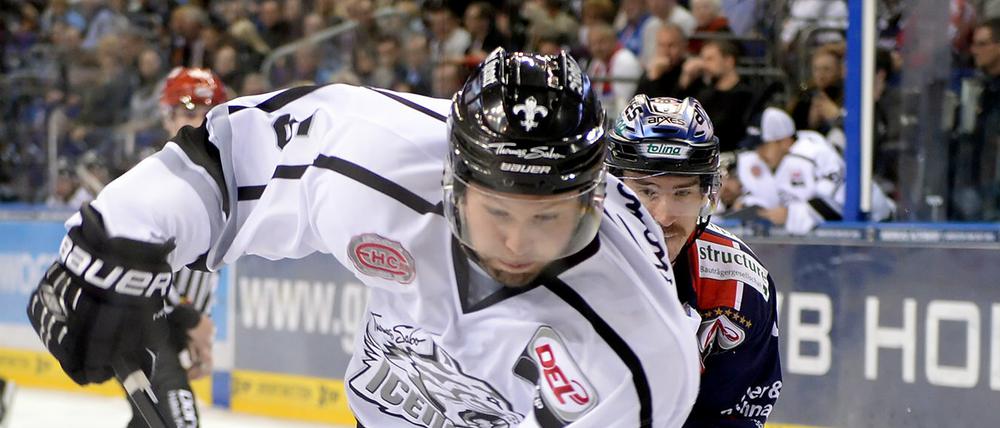 Nürnbergs Daniel Heatley (l) und Berlins Marcel Noebels kämpfen um den Puck.