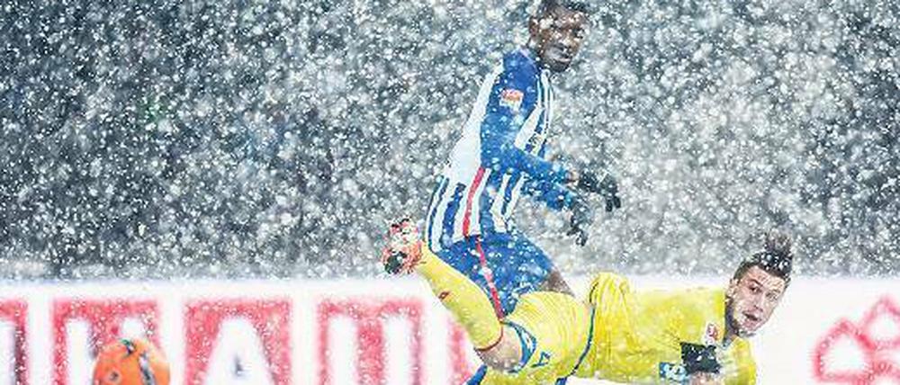 Selbst im Schneegestöber von Berlin behielt Hertha (hier mit Kalou) die Oberhand.