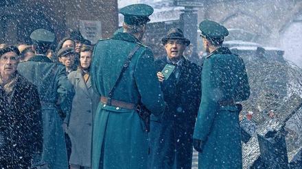 Ich will hier rein! Tom Hanks als US-Anwalt Donovan versucht die DDR-Grenzer am Übergang Friedrichstraße zu überzeugen, dass er dringend in die Sowjetische Botschaft Unter den Linden muss. Gedreht wurde die Szene am Gleisdreieck. 