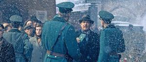 Ich will hier rein! Tom Hanks als US-Anwalt Donovan versucht die DDR-Grenzer am Übergang Friedrichstraße zu überzeugen, dass er dringend in die Sowjetische Botschaft Unter den Linden muss. Gedreht wurde die Szene am Gleisdreieck. 