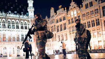 Ausnahmezustand. Soldaten patrouillieren auf der Grande Place von Brüssel.