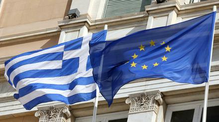 Die griechische und die europäische Flagge vor dem Parlamentsgebäude in Athen.