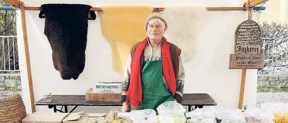 Standhaft. Imker Manfred Hirt verkauft seinen Honig seit 42 Jahren auf dem Spandauer Weihnachtsmarkt. 