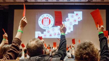 St. Paulis Fans sind stets meinungsfreudig - etwa bei der Mitgliederversammlung.