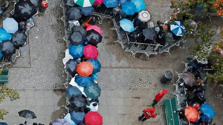 Die Schlange am Lageso im Regen. Der Flüchtlingsstrom reißt nicht ab.