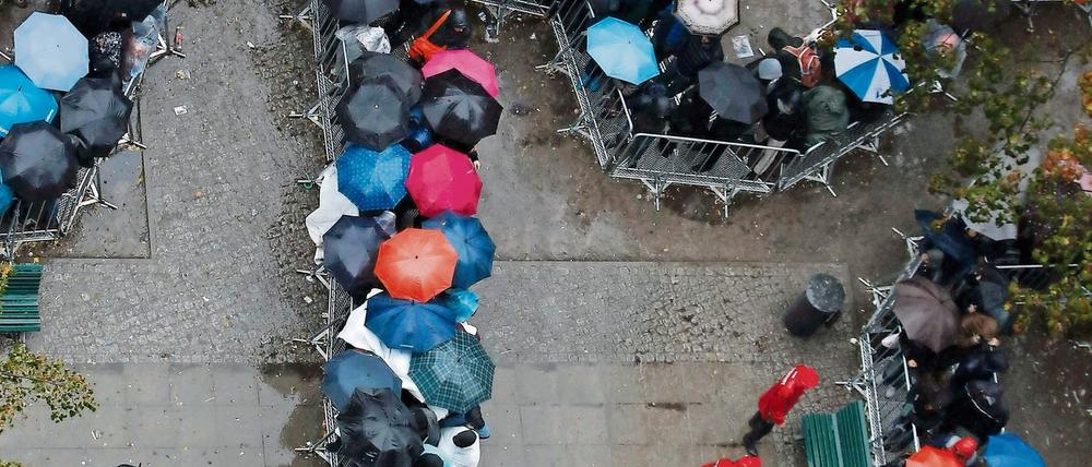 Die Schlange am Lageso im Regen. Der Flüchtlingsstrom reißt nicht ab.
