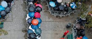 Die Schlange am Lageso im Regen. Der Flüchtlingsstrom reißt nicht ab.