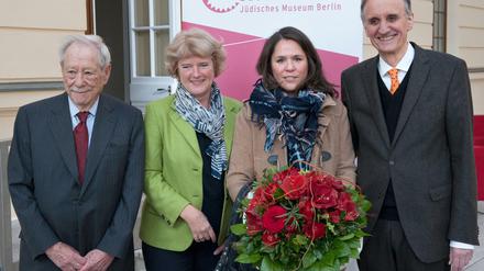 Die Berlinerin Paula Konga (2.v.r.), zehnmillionste Besucherin des Jüdischen Museums, mit Kulturstaatsministerin Monika Grütters, dem Gründungsdirektor W. Michael Blumenthal und seinem Nachfolger Peter Schäfer (r.). 