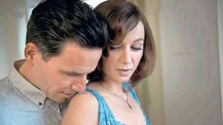 Der Physiker und die DDR-Spionin im Auswärtigen Amt. Jakob Alsmann (Tim Bergmann) weiß nichts vom Doppelleben seiner Freundin Bea Kanter (Julia Koschitz). 