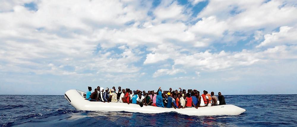 Flüchtlinge vor der italienischen Insel Lampedusa im Oktober 2015.