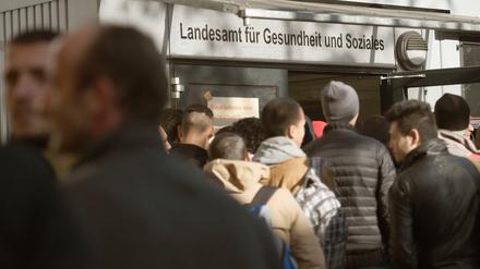 Vor dem Lageso stehen die Menschen auch nachts in der Kälte an.