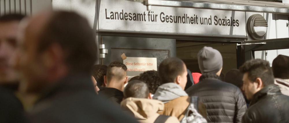 Vor dem Lageso stehen die Menschen auch nachts in der Kälte an.