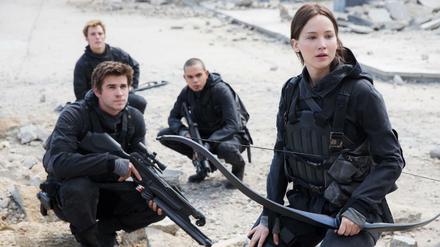 Katniss (Jennifer Lawrence. v.r.n.l.), Messalla (Evan Ross), Gale (Liam Hemsworth) und Finnick (Sam Claflin) in einer Szene des Films "Die Tribute von Panem - Mockingjay Teil 2".