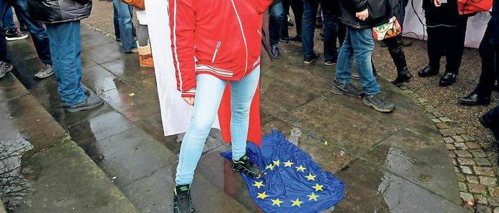 „Nein zu Flüchtlingen.“ Eine Polin tritt bei einer rechtsnationalen Demonstration in Danzig eine EU-Fahne mit Füßen.