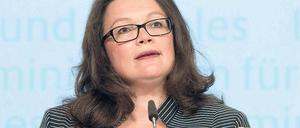 Zwischen den Stühlen: Arbeitsministerin Andrea Nahles (SPD) will den Koalitionsvertrag umsetzen. Foto: Maurizio Gambarini/dpa