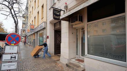 Alles muss raus. Am Montag ging die Zwangsräumung des Wilmersdorfer Bordells „Café Pssst!“ weiter.