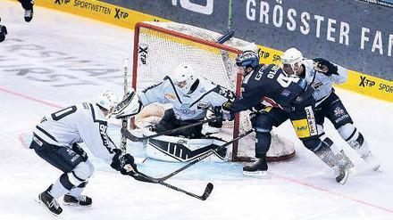 Schockgefroren. Darin Olver (Mitte) vergibt nach zwei Minuten eine Riesenchance für die Eisbären Berlin gegen die Hamburg Freezers. 