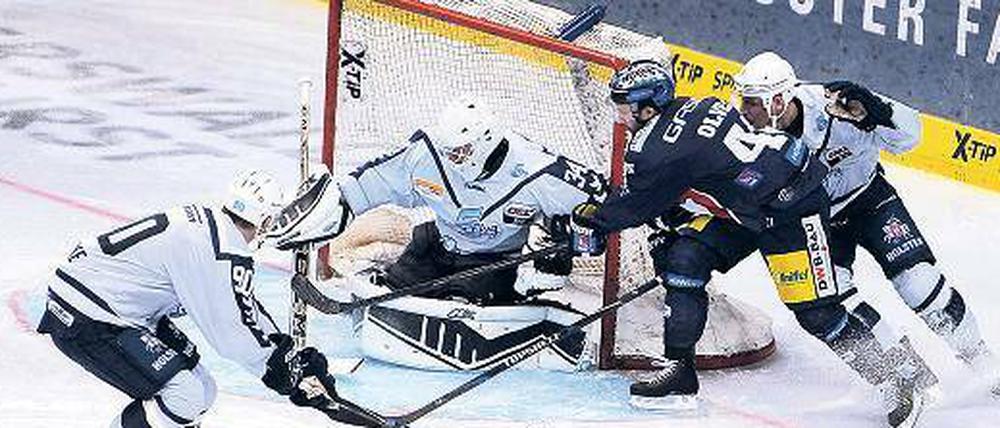 Schockgefroren. Darin Olver (Mitte) vergibt nach zwei Minuten eine Riesenchance für die Eisbären Berlin gegen die Hamburg Freezers.