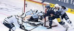 Schockgefroren. Darin Olver (Mitte) vergibt nach zwei Minuten eine Riesenchance für die Eisbären Berlin gegen die Hamburg Freezers. 