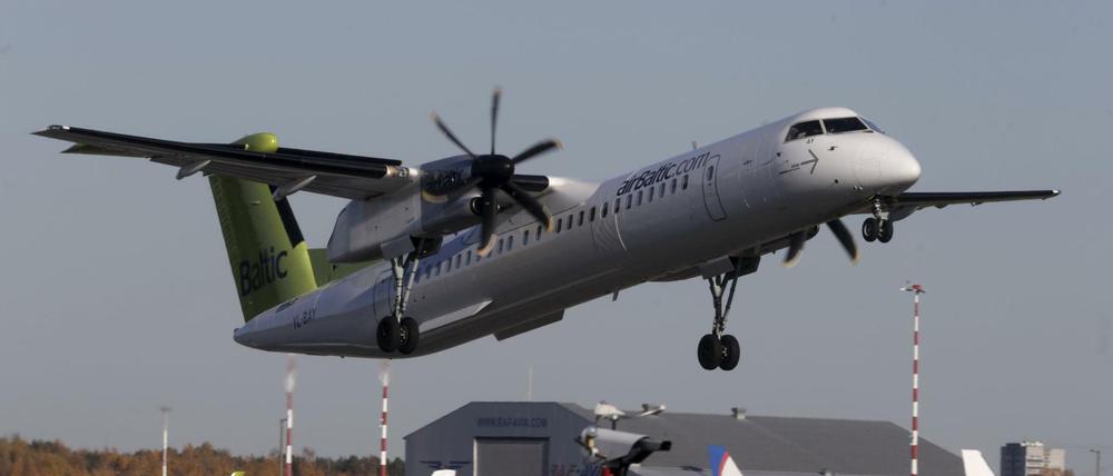 Ein Air Baltic Bombardier Q400 startet auf dem Flughafen in Riga.