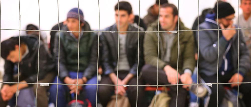 Ungewisse Zukunft. Flüchtlinge, die gerade von der deutsch-österreichischen Grenze abgeholt wurden, warten in einer Sammel- und Verteilungsstelle im bayerischen Freilassing auf Aufnahme.