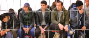 Ungewisse Zukunft. Flüchtlinge, die gerade von der deutsch-österreichischen Grenze abgeholt wurden, warten in einer Sammel- und Verteilungsstelle im bayerischen Freilassing auf Aufnahme. 