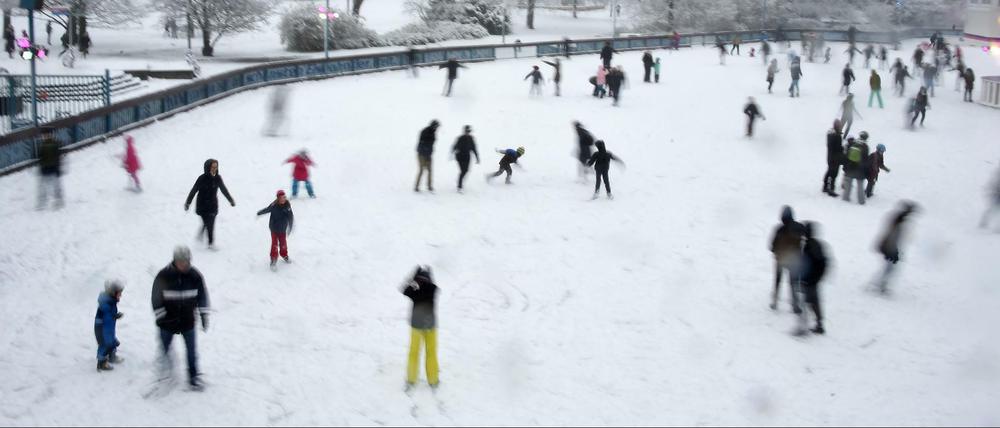 Viele Eisbahnen gefrieren mit Chemie. 