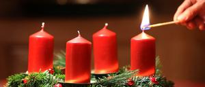 Entsprechen die Kerzen der EU-Norm? Auf den ersten Blick sieht man das am Adventskranz wohl nicht. 