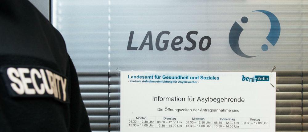 Ein Sicherheitsmann am Landesamt für Gesundheit und Soziales Berlin (LaGeSo).
