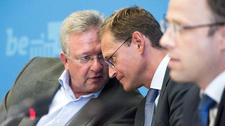 Stecken die Köpfe zusammen. Müller (rechts) und sein Stellvertreter Henkel haben vor dem Wahlkampf noch den Haushalt auf den Weg gebracht.