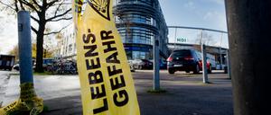 Polizei-Absperrband vor der HDI-Arena in Hannover.