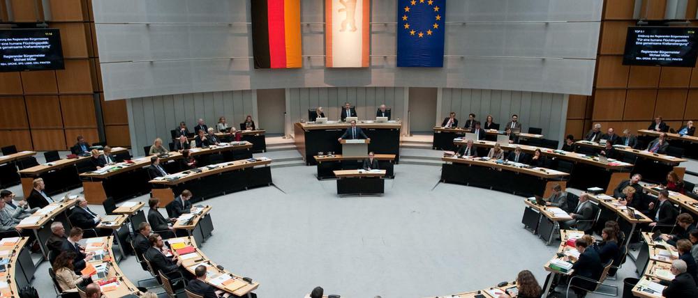 Im Abgeordnetenhaus wurde heute zum Tempelhofer-Feld und Flüchtlingen debattiert. Auf dem Bild spricht der Regierende Bürgermeister von Berlin, Michel Müller (SPD) am 12.11.2015 