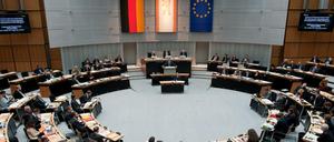 Im Abgeordnetenhaus wurde heute zum Tempelhofer-Feld und Flüchtlingen debattiert. Auf dem Bild spricht der Regierende Bürgermeister von Berlin, Michel Müller (SPD) am 12.11.2015 