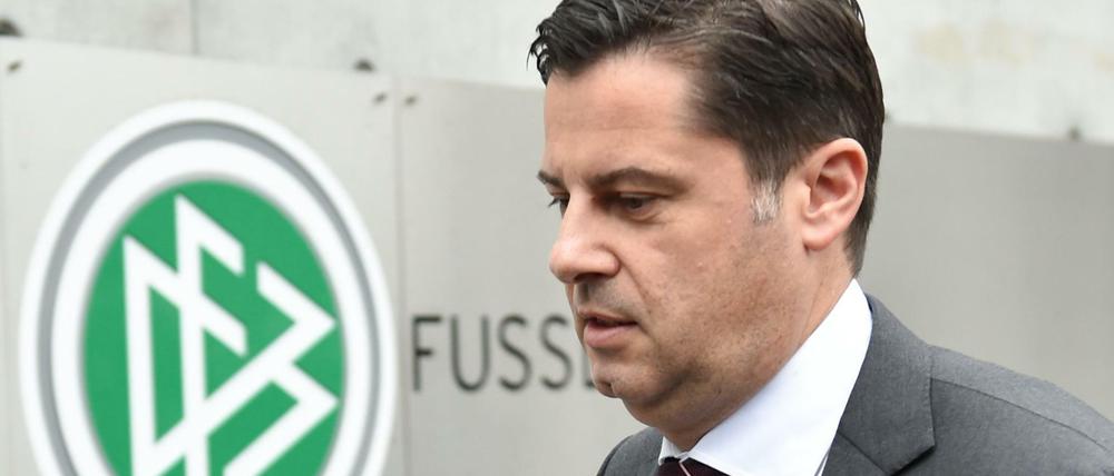 DFL-Geschäftsführer Christian Seifert vor der Zentrale des Deutschen Fußball-Bundes in Frankfurt.