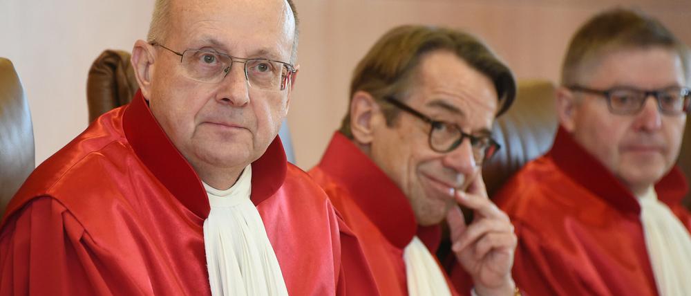 Der Erste Senat beim Bundesverfassungsgericht in Karlsruhe mit Ferdinand Kirchhof (l.) als Vorsitzendem verhandelt über die Klage.