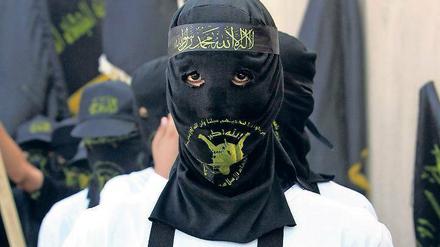 Provokation. Ein palästinensischer Aktivist der Terrororganisation "Islamischer Dschihad" demonstriert mit einer Sprengstoffgürtel-Atrappe.