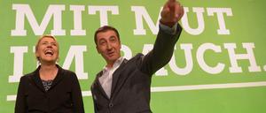 Die Bundesvorsitzenden der Grünen, Simone Peter und Cem Özdemir, vor Beginn des Parteitags in Halle