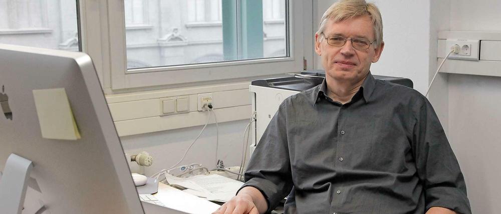 Licht und Leben. Der Berliner Physiker am Schreibtisch seines Büros in der Humboldt-Universität. Er erforscht, wie Bakterien sich anhand von Licht orientieren.