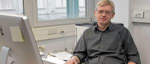 Licht und Leben. Der Berliner Physiker am Schreibtisch seines Büros in der Humboldt-Universität. Er erforscht, wie Bakterien sich anhand von Licht orientieren.