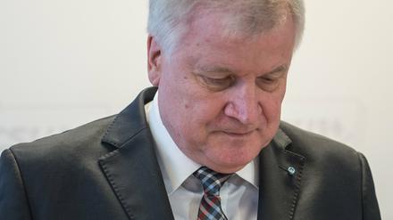 Der bayerische Ministerpräsident Horst Seehofer (CSU) blickt am 16.11.2015 vor Beginn einer CSU-Vorstandssitzung in der CSU-Parteizentrale in München (Bayern) in seine Unterlagen. 