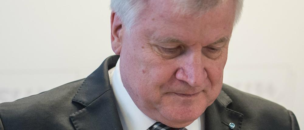 Der bayerische Ministerpräsident Horst Seehofer (CSU) blickt am 16.11.2015 vor Beginn einer CSU-Vorstandssitzung in der CSU-Parteizentrale in München (Bayern) in seine Unterlagen.