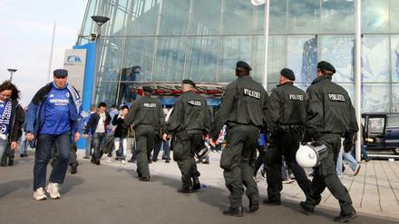 Polizei vor der Arena in Gelsenkirchen (Archivbild).