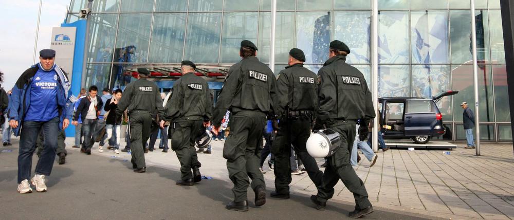 Polizei vor der Arena in Gelsenkirchen (Archivbild).