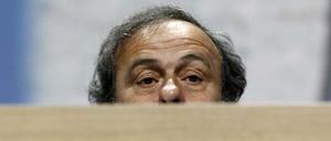 Geht er unter? Michel Platini steht immer stärker unter Druck, Verbündete scheint er nicht mehr zu haben.