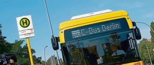 Ein Elektrobus steht im August in Berlin am Südkreuz.