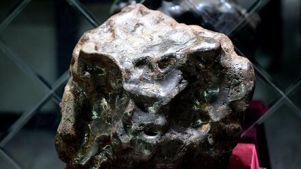 Meteoriten sind als Himmelsboten mehr oder weniger wertvoll. Dieser hier ist einer von vielen, die im chinesischen Urumqi ausgestellt sind. 