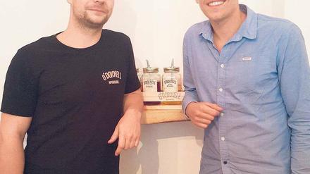 August Ullrich (links) und Philip Morsink verkaufen den "O'Donnell Moonshine".