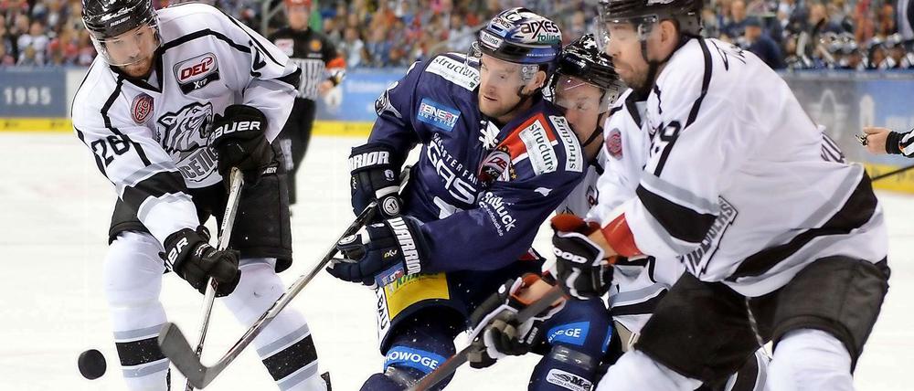 In der Klemme. Für Mark Olver (in blau) lief es trotz seines Tores gegen Nürnberg wieder nicht. 