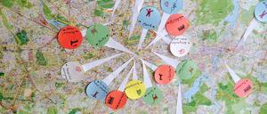 Supermärkte, Behörden, aber auch Sportplätze, Bibliotheken und Ärzte: Den Stadtplan haben Flüchtlinge selbst erarbeitet, im Netz findet er sich unter http://arriving-in-berlin.de.